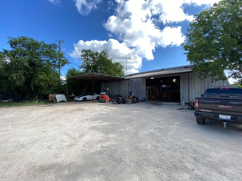 More Photos Of 8491 US Highway 281 N, Spring Branch Showroom For Lease