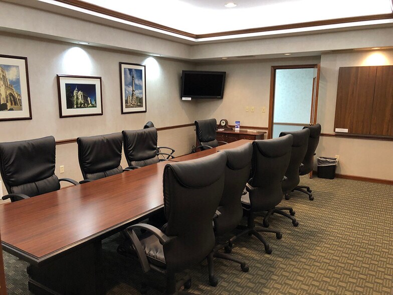 More Photos Of 5342 W Vermont St, Indianapolis Office For Sale