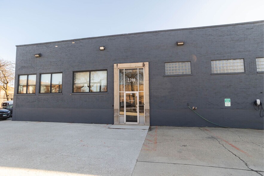 More Photos Of 2201 W Fulton St, Chicago Showroom For Lease