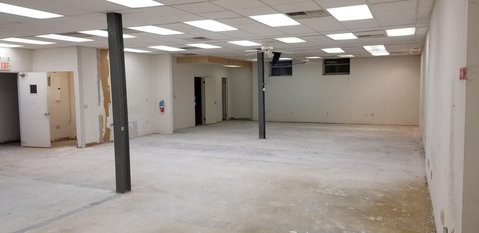 More Photos Of 1166-1200 W Chestnut St, Union Township Showroom For Lease