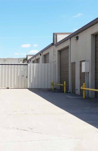 More Photos Of 4110 Cedar Lake Dr, Dallas Light Distribution For Lease