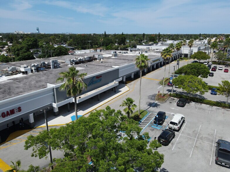 More Photos Of 6805-7031 Taft St, Hollywood Unknown For Lease