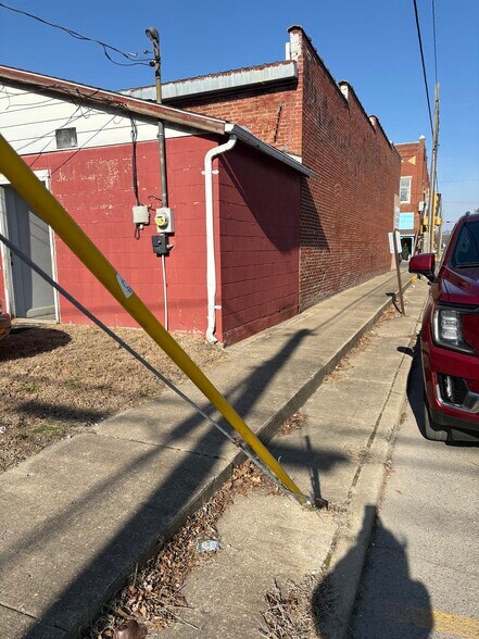 More Photos Of 128 E Main St, West Frankfort General Retail For Sale