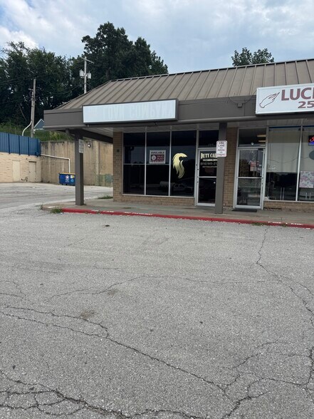 More Photos Of 405-523 E 24 Hwy, Independence Unknown For Lease
