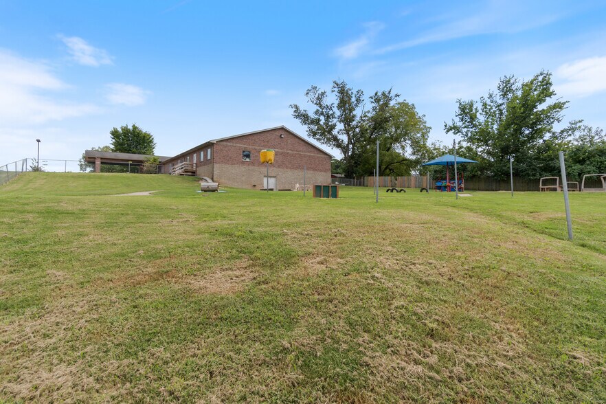 More Photos Of 185 Rebecca St, Gentry Office For Lease