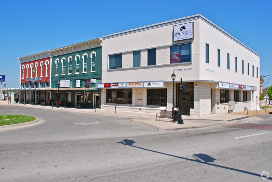 More Photos Of 106 Austin Ave, Weatherford General Retail For Lease