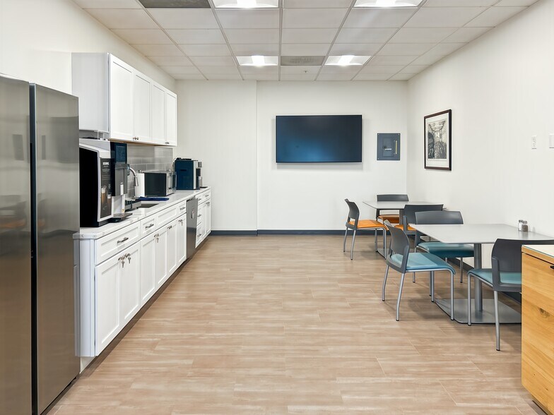 More Photos Of 4849 N Milwaukee Ave, Chicago Coworking Space