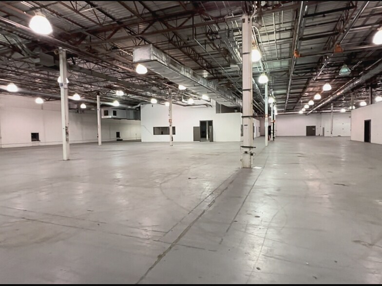 More Photos Of 15203 S Commerce Dr, Dearborn Manufacturing For Lease