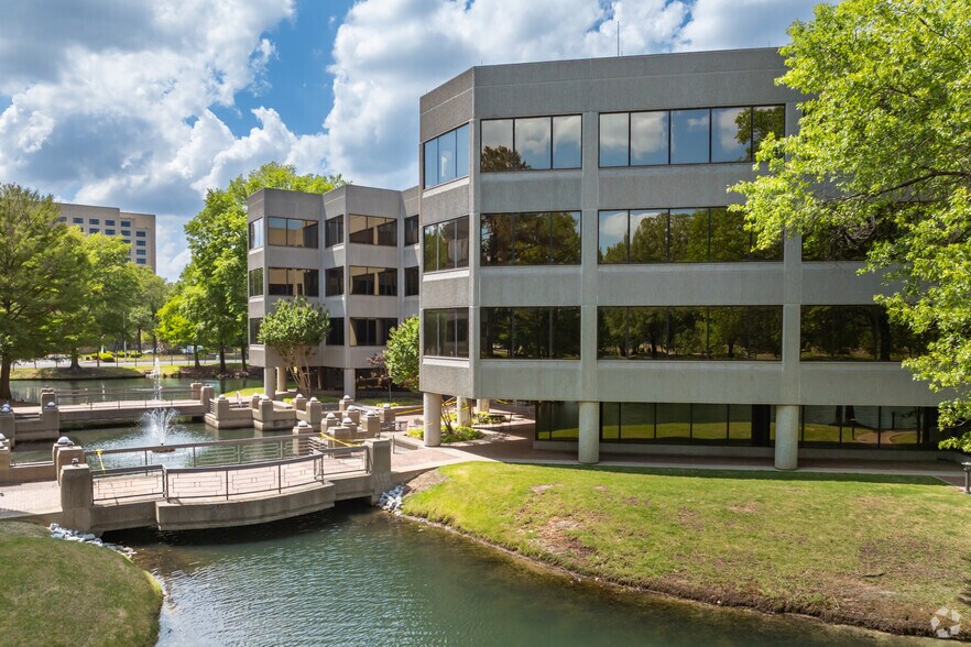 More Photos Of 2600 Thousand Oaks Blvd, Memphis Office For Lease
