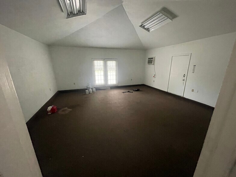 More Photos Of 2513 E Union Bower Rd, Irving Warehouse For Lease
