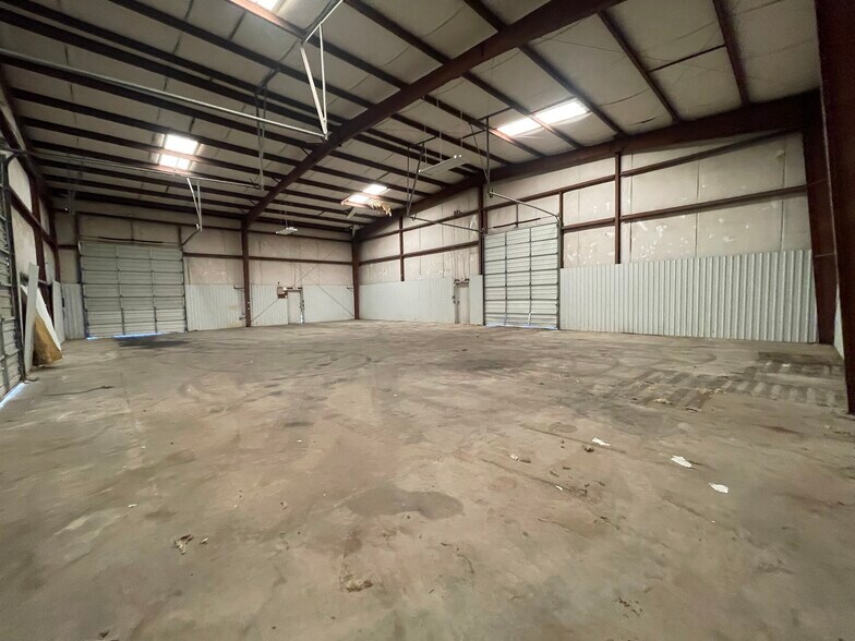 More Photos Of 510 Miller Ave, Westlake Warehouse For Lease
