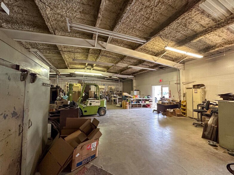 More Photos Of 15691 1st St, Victorville Warehouse For Lease