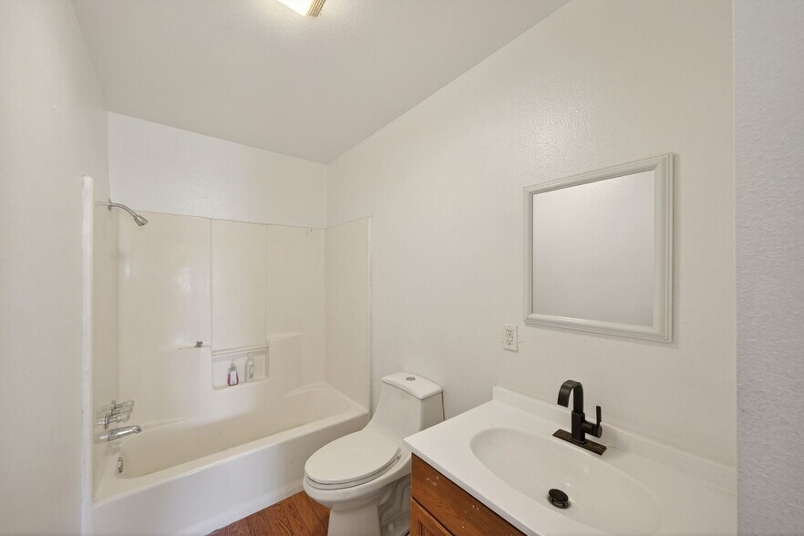 More Photos Of 3215 Zanderson Ave, Jourdanton Loft Creative Space For Lease