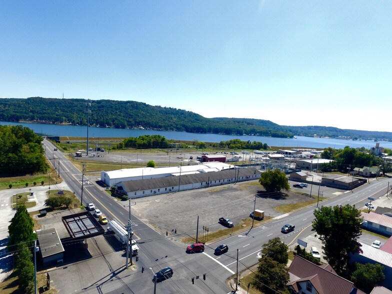 More Photos Of 2415 Lusk St, Guntersville Warehouse For Lease