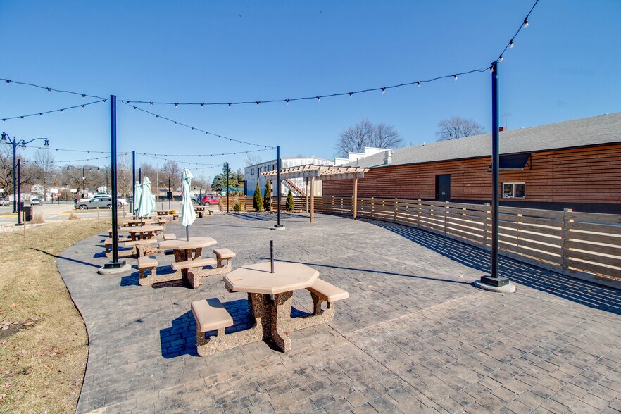 More Photos Of 309 N State St, Jerseyville Freestanding For Lease