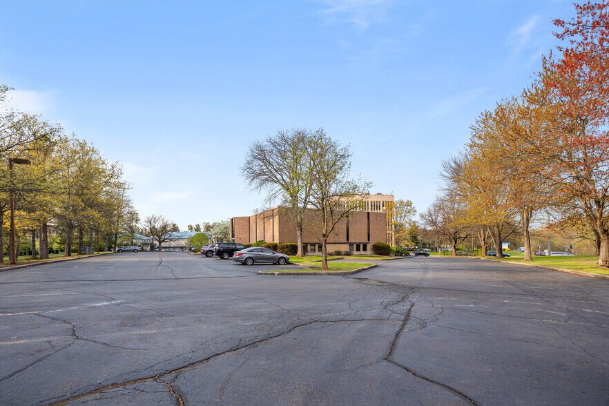 More Photos Of 19 Squadron Blvd, New City Office For Lease