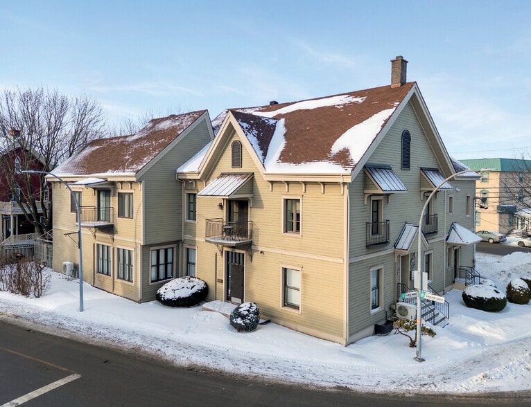 More Photos Of 1235 Rue Dessaulles, Saint-Hyacinthe Flex For Sale
