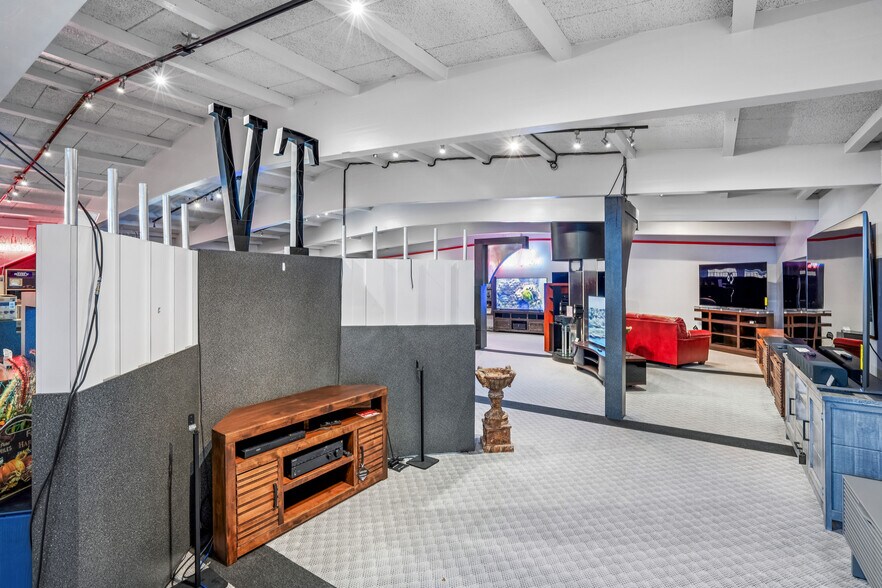 More Photos Of 4931 Douglas Ave, Des Moines General Retail For Sale