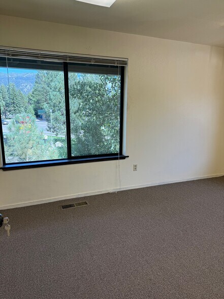 More Photos Of 2311 Lake Tahoe Blvd, South Lake Tahoe Office For Lease