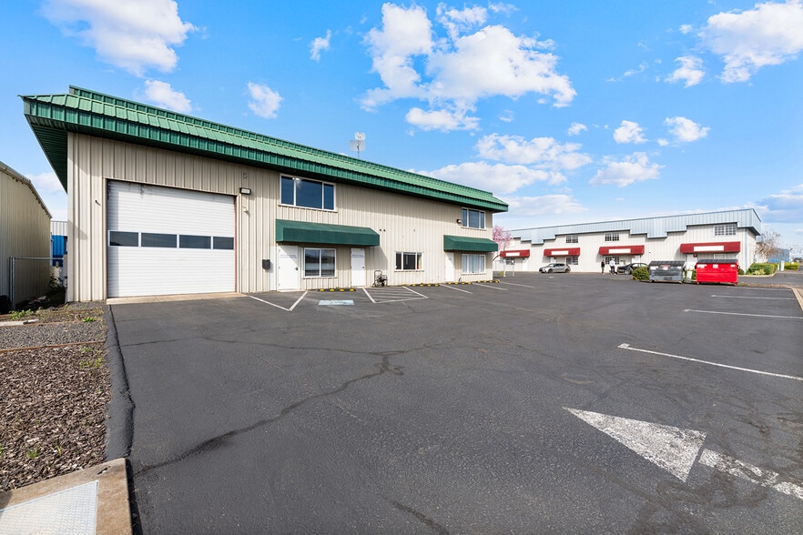 More Photos Of 6062-6068 Crater Lake Ave, Central Point Warehouse For Sale