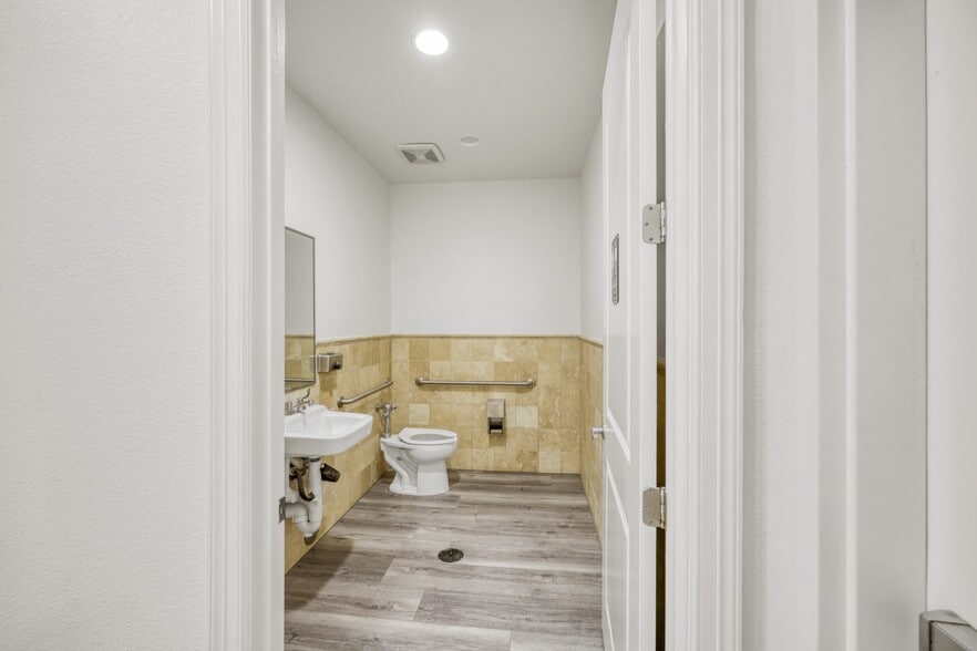 More Photos Of 5727 W I-10 Fwy, San Antonio Office For Lease