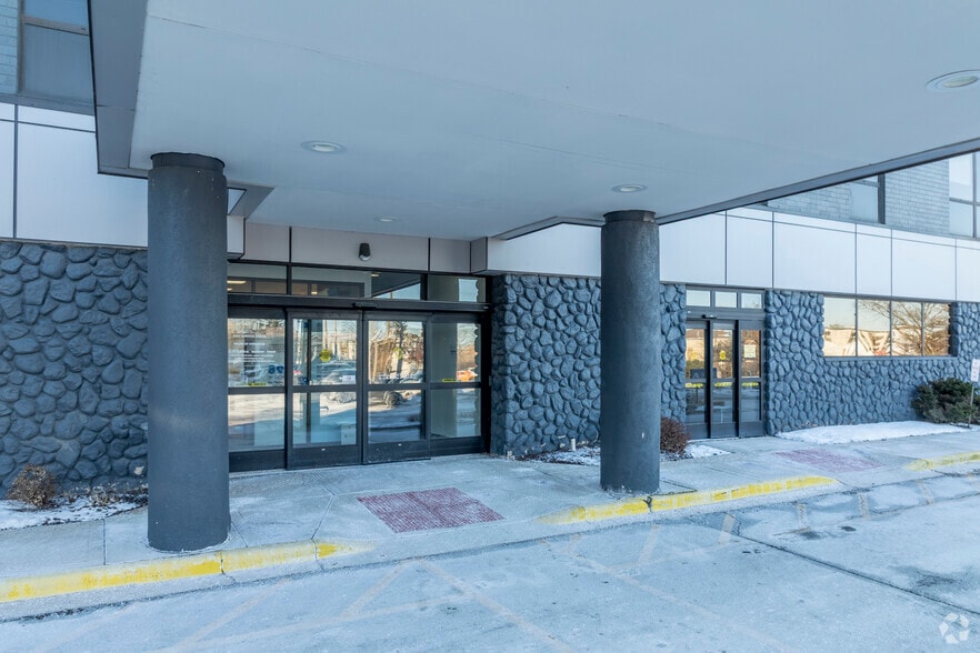 More Photos Of 8901 Golf Rd, Des Plaines Medical For Lease