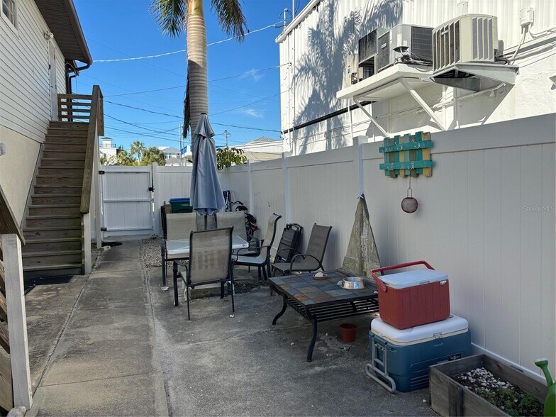 More Photos Of 3016 Avenue C, Holmes Beach Storefront Retail Residential For Sale