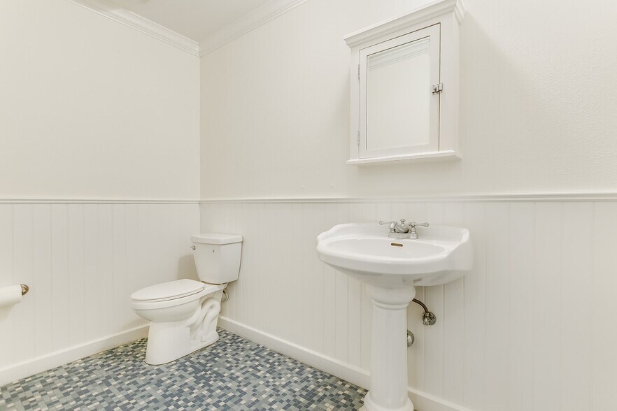 More Photos Of 610 Guadalupe St, Austin Office For Sale