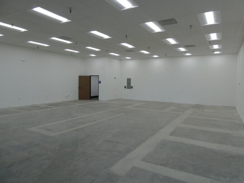 More Photos Of 1427 W Glenoaks Blvd, Glendale General Retail For Lease