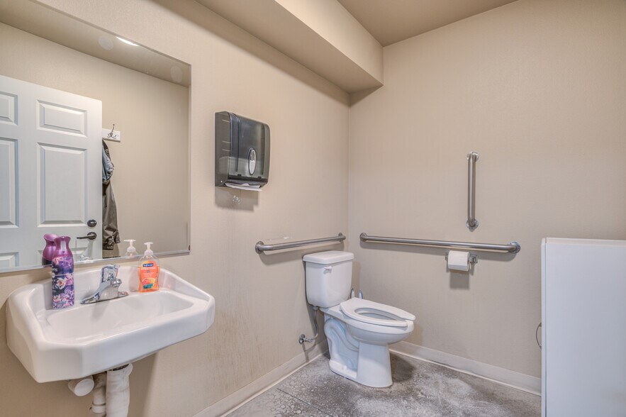 More Photos Of 723 N Curtis Ct, Sisters Industrial For Sale
