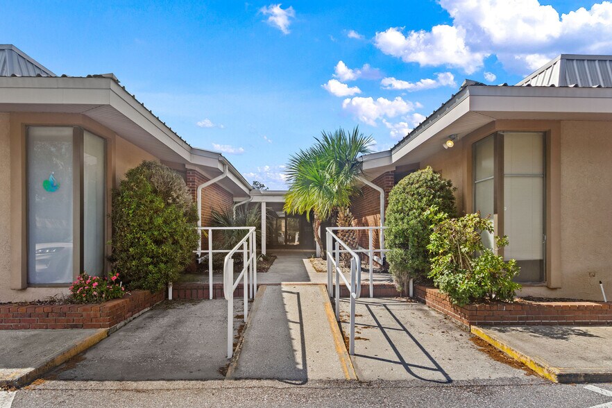 More Photos Of 413 W Robertson St, Brandon Office For Sale