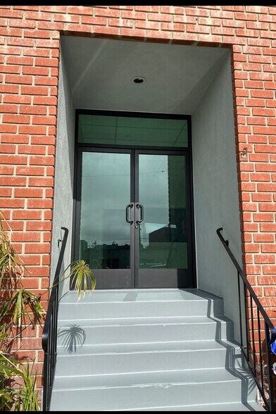 More Photos Of 138 Sheldon St, El Segundo Warehouse For Lease