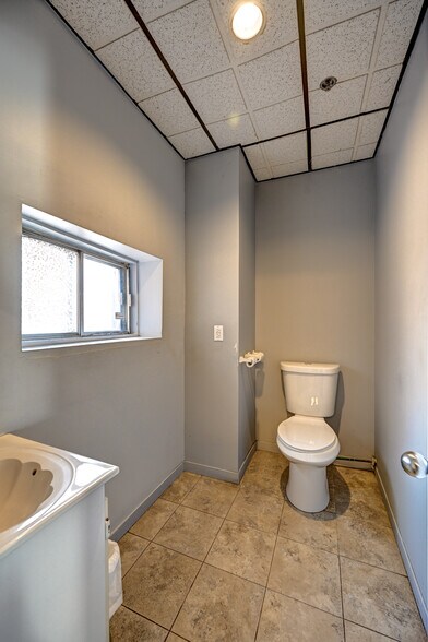 More Photos Of 2251 Av Papineau, Montréal Light Distribution For Sale