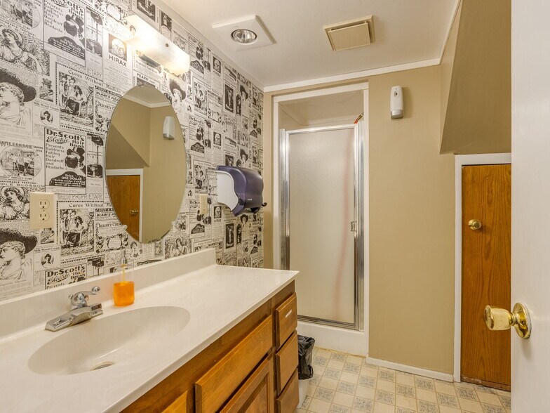 More Photos Of 319 NE 5th St, McMinnville Office Residential For Sale