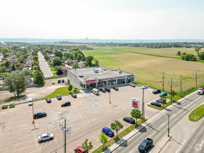 More Photos Of 1440 Boul Louis-XIV, Québec Drugstore For Lease