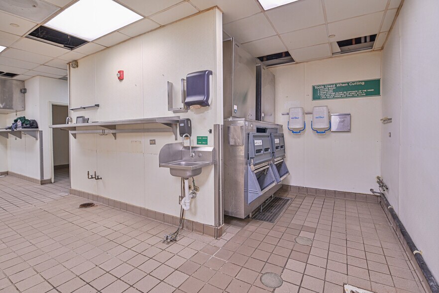 More Photos Of 2675 32nd Ave S, Grand Forks Restaurant For Sale