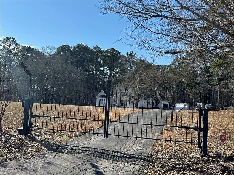 More Photos Of 1601 Rockdale Cir, Snellville Specialty For Sale