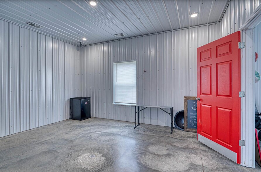 More Photos Of 1601 ST RTE 56E STATE ROUTE 56E, Morganfield Veterinarian Kennel For Sale