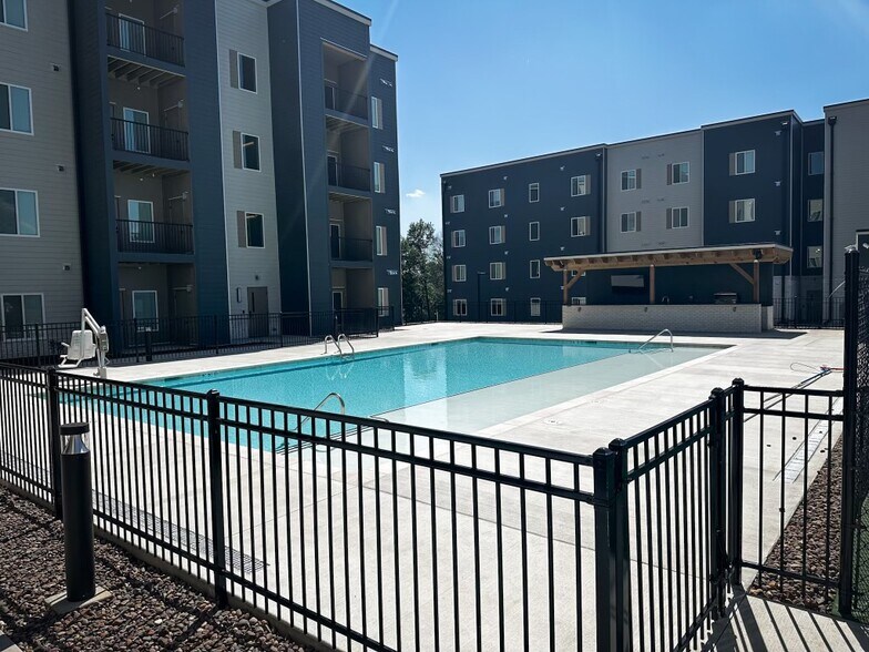 More Photos Of 7510 N Oak Trfy, Gladstone Apartments For Lease