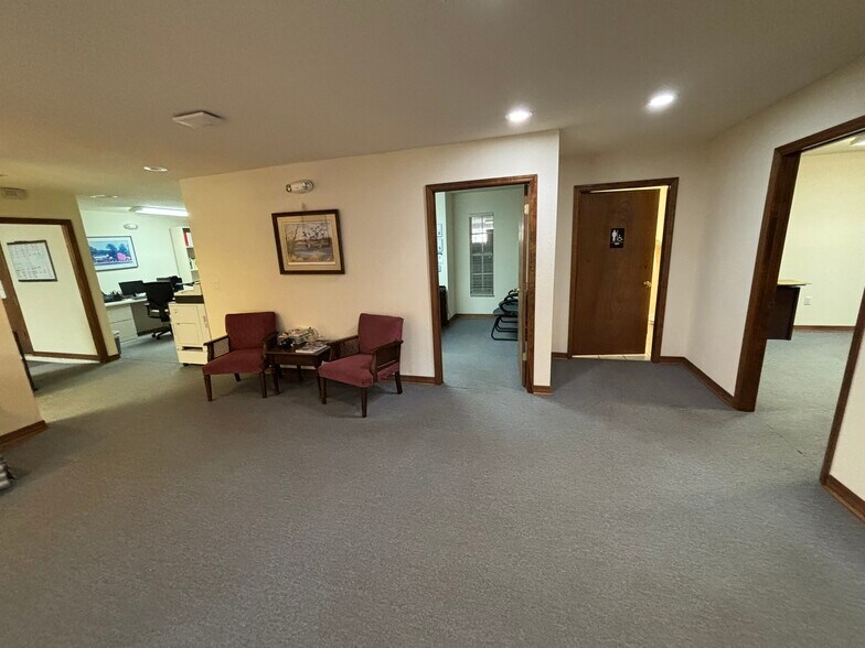 More Photos Of 4040 Waring Rd, Lakeland Office For Sale