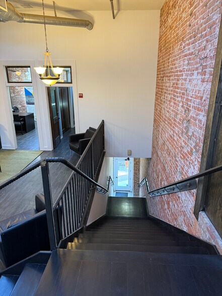 More Photos Of 472-476 E Main St, Ventura Storefront Retail Office For Lease