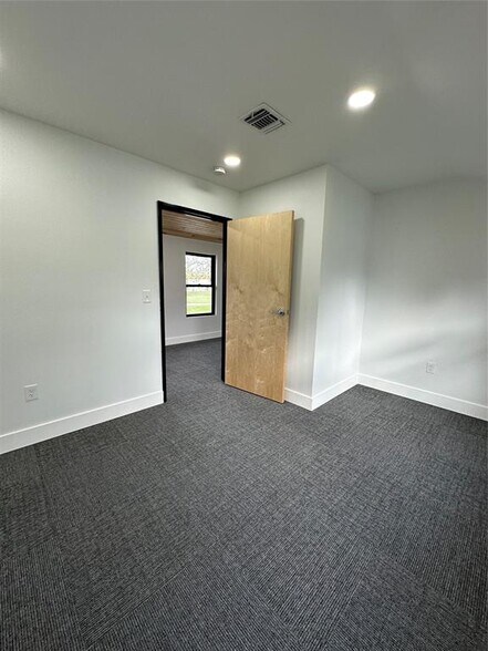 More Photos Of 27320 Ranch Road 12, Dripping Springs Office For Sale