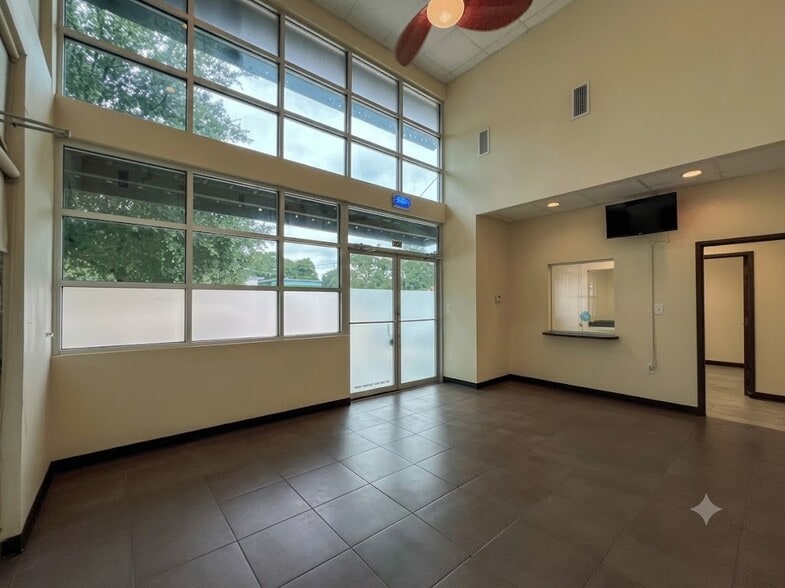 More Photos Of 2535 Charlotte St, Denton Medical For Lease