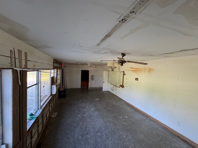More Photos Of 50 Mildred Dr, Fort Myers Flex For Sale