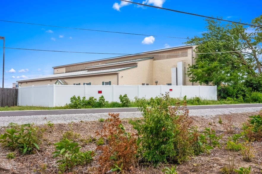 More Photos Of 8224 N Bash St, Indianapolis Veterinarian Kennel For Sale