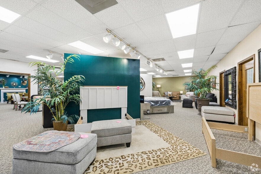 More Photos Of 1076 Sunset Blvd, West Columbia Showroom For Lease