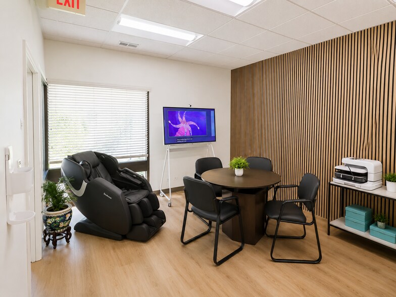 More Photos Of 935 N Plum Grove Rd, Schaumburg Office For Sale