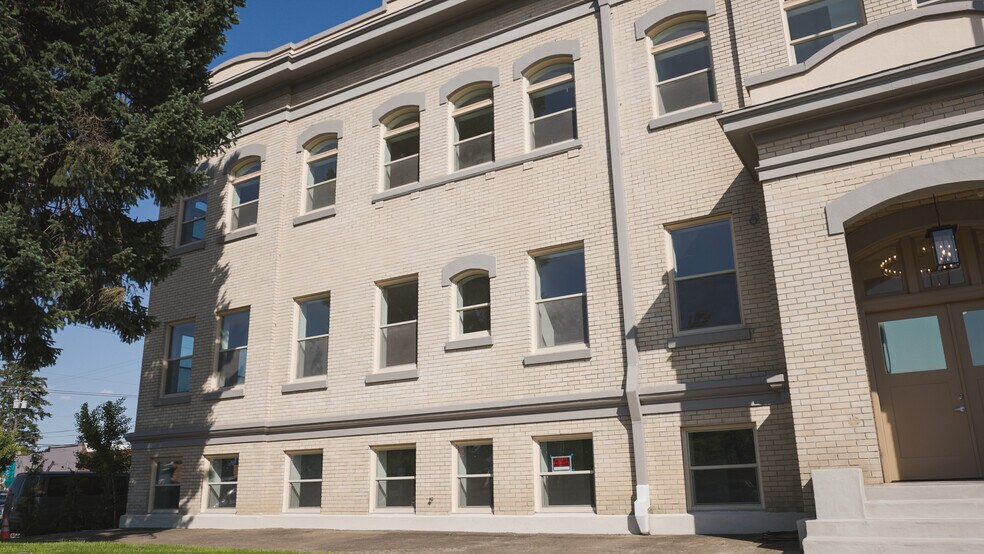 More Photos Of 550 N 1st St, Woodburn Office For Sale