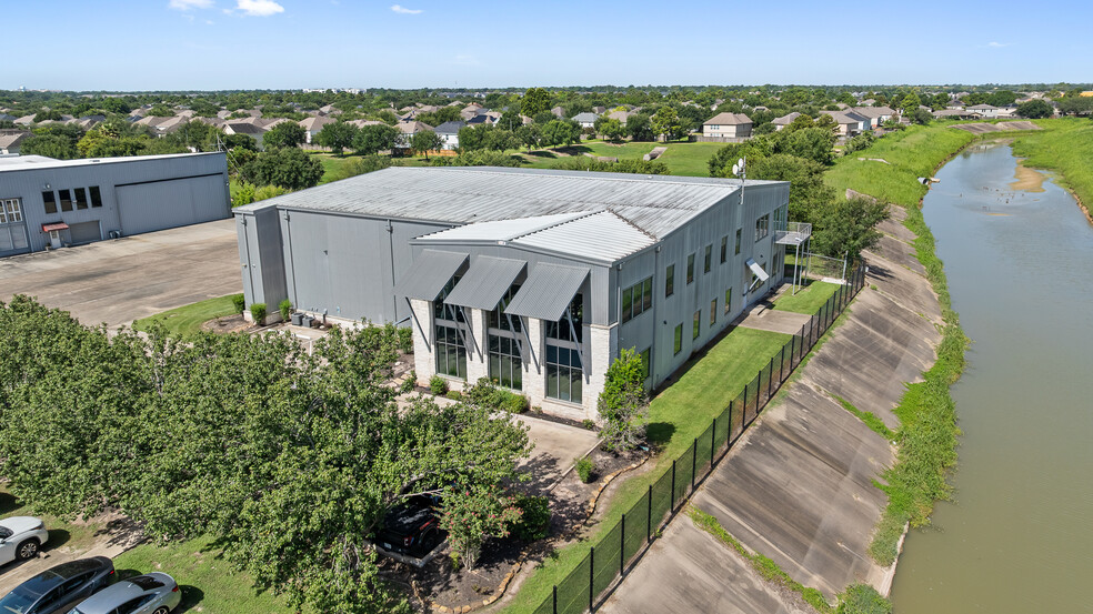 More Photos Of 18000 Groeschke Rd, Houston Airplane Hangar For Lease