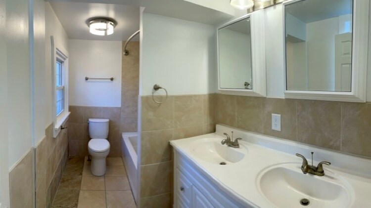 More Photos Of 208 S Elm St, Three Oaks Storefront For Sale